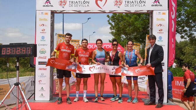 Una imagen de los ganadores del Austral Triatlón de Sevilla.