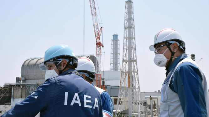 Varios técnicos supervisan la central nuclear de Fukushima, muy afectada en el terremoto de 2011
