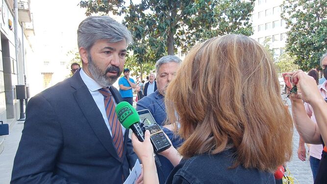 Modesto González, candidato de Andaluces Levantaos, en una comparecencia ante la prensa