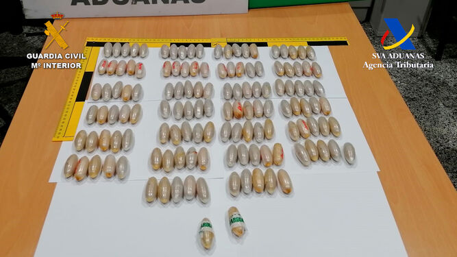 Bellotas con 1.520 gramos de heroína oculta en el interior del cuerpo de un pasajero procedente de Ámsterdam.