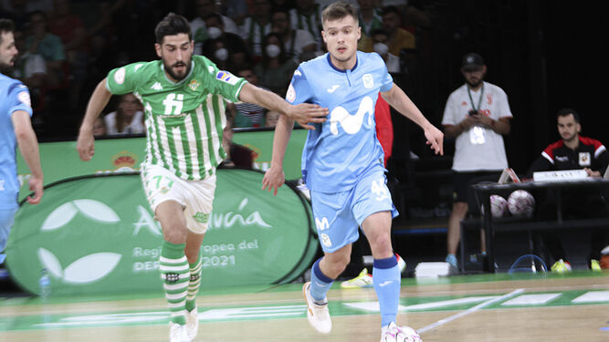 Machado, de Inter FS, conduce el balón ante Emilio Buendía, del Real Betis Futsal.