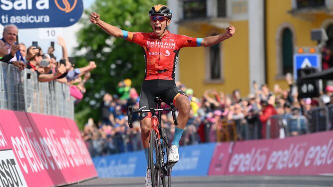 Santiago Buitrago entrando en primera posición a la meta de la etapa 17 del Giro de Italia.