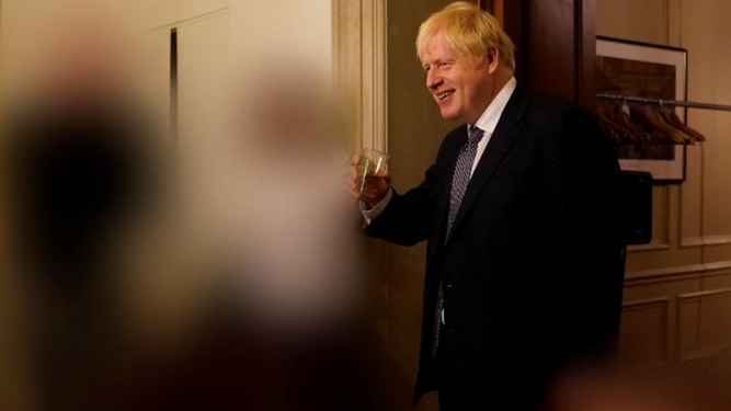 Boris Johnson bebe en una de las fiestas de Downing Street durante la pandemia.
