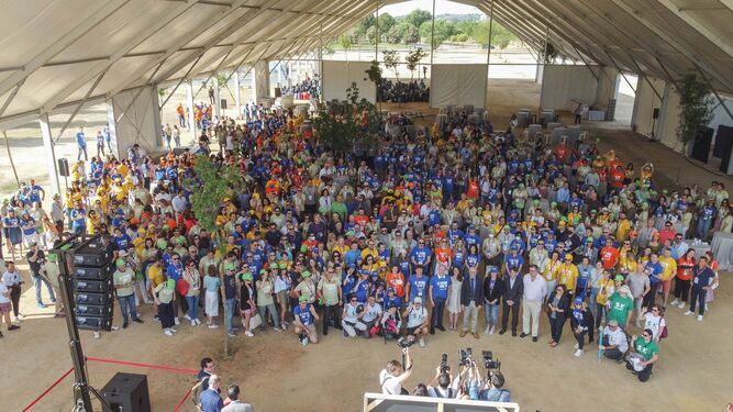Voluntarios de Astrazeneca en el Parque Vega de Triana, en una jornada que ha consistido en la realización de actividades enfocadas hacia el reciclaje y la biodiversidad del entorno.