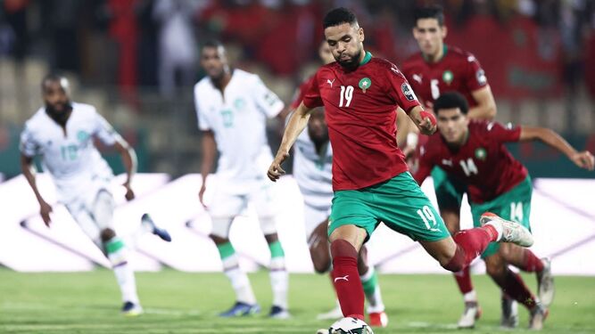 En-Nesyri lanza un penalti con la camiseta de Marruecos.