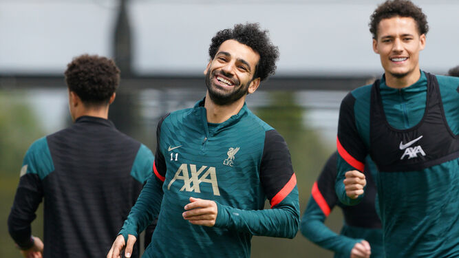 Salah sonríe durante un entrenamiento con el Liverpool.