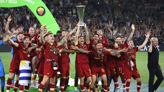 Los jugadores de la Roma celebran la consecución de la Conference League