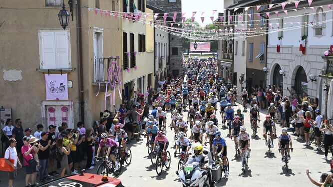 Imagen de la salida de la antepenúltima etapa del Giro.