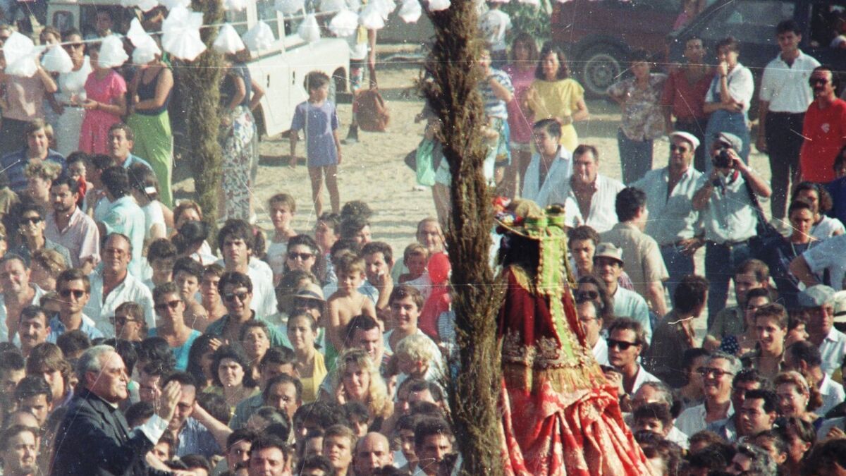 Monseñor Amigo Vallejo le reza la salve a la Virgen del Rocío en el traslado de 1991.