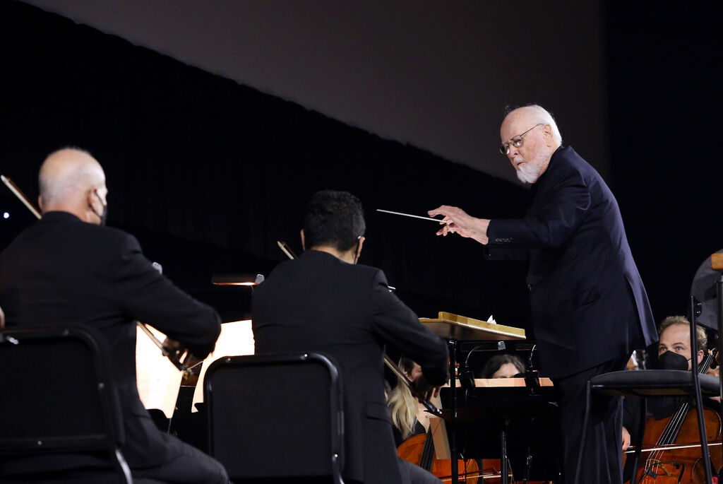 John Williams dirige a la orquesta en el evento de Indiana Jones en la Star Wars Celebration