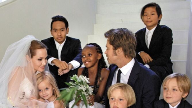 Brad Pitt y Angelina Jolie, con sus seis hijos en su boda.