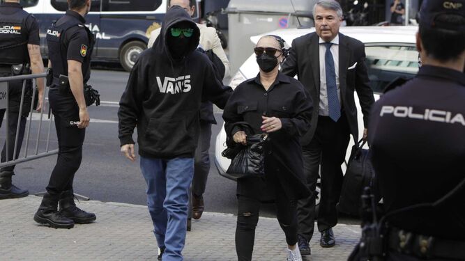 El Cuco y su madre llegan a los juzgados de Sevilla.