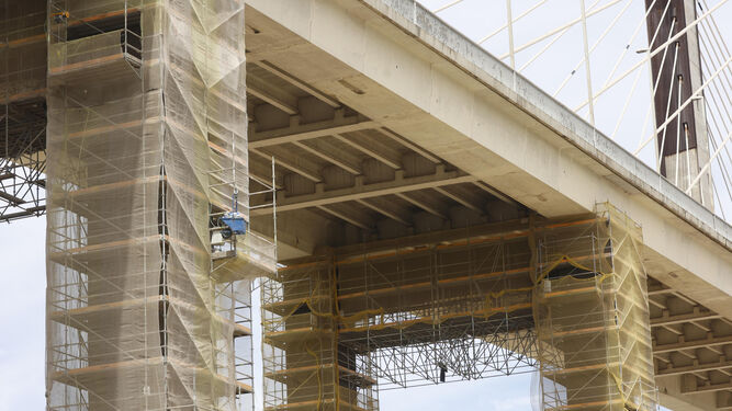 Vista de los pilares en obras del puente del Centenario, esta semana.
