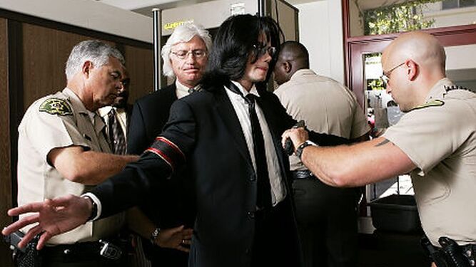 Michael Jackson es cacheado por la policía antes de entrar al juicio por abuso de menores que tuvo en 2005.
