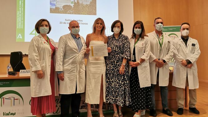 La Ganadora del premio, la especialista de Dermatología Ángela Navarro Gilabert, acompañada del equipo directivo, jefe de estudios y jefa de Anestesia.
