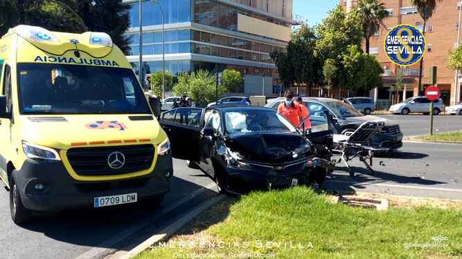 Herido el conductor de un VTC en un accidente de tráfico en Sevilla