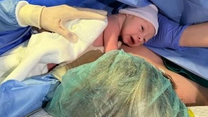 La pequeña Valentina en contacto piel con piel en el Paritorio del Hospital de Valme segundos de nacer por cesárea