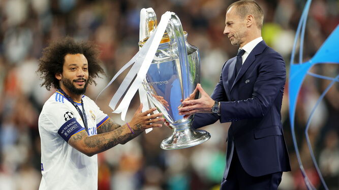 Marcelo recibe la Champions de mano de Ceferin
