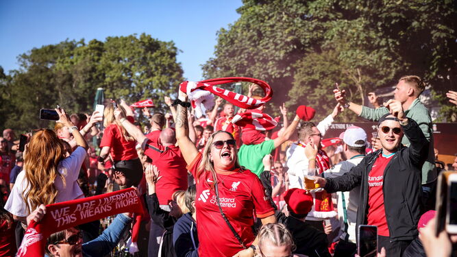 Aficionados del Liverpool, en las afueras del estadio parisino.