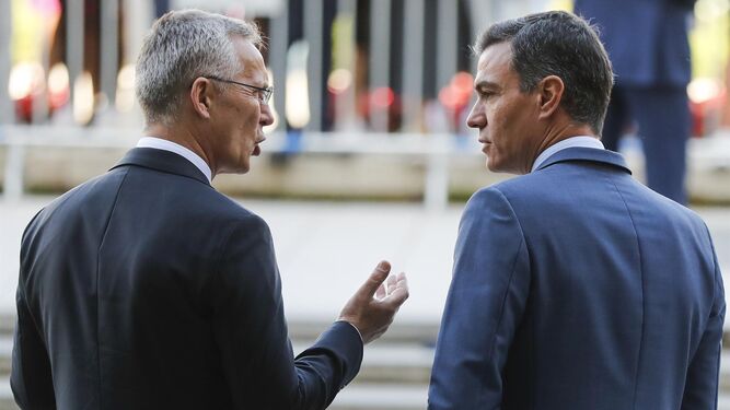 El secretario general de la OTAN, Jens Stoltenberg conversa con el presidente del Gobierno, Pedro Sánchez