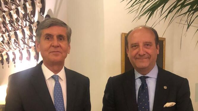 El presidente del TC, Pedro González-Trevijano, con el abogado Joaquín Moeckel, la semana pasada en Sevilla.