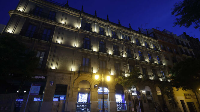 Un inmueble de apartamentos turísticos con la fachada iluminada en la calle Martín Villa.
