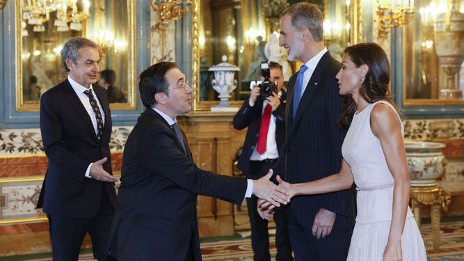Los Reyes Felipe VI y Letizia saludan este lunes a las autoridades en el Palacio Real de Madrid.