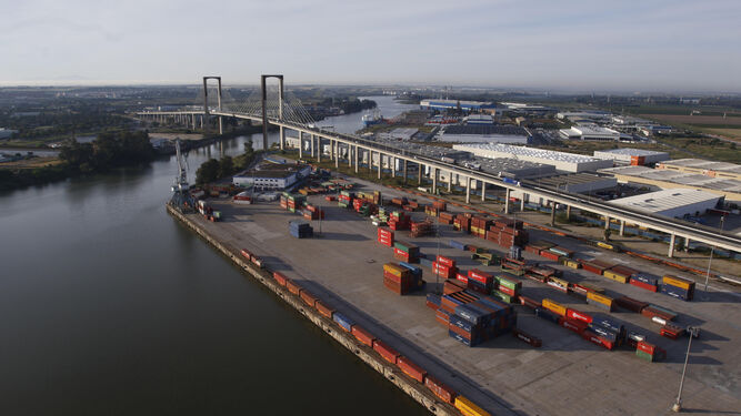Vista de la terminal ferroviaria de contenedores del Puerto de Sevilla, junto al puente del Centenario.