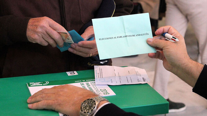 Gente votando en las urnas en las elecciones al Parlamento de Andalucía