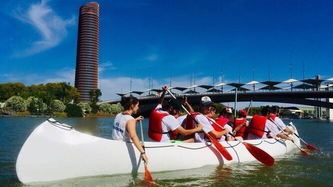 La ruta en canoa india por el Guadalquivir está abierta con plazas limitadas, previa reserva de la cita en Torre Sevilla Club.