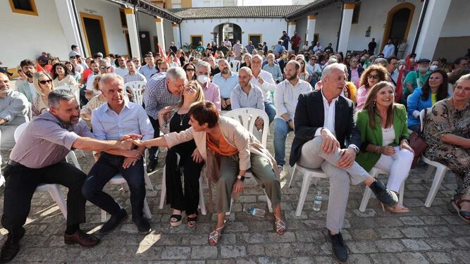 La ministra Isabel Rodríguez saluda al alcalde de Rota antes del acto de ayer del PSOE en Jerez.