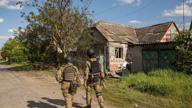 Soldados patrullan por una de las aldeas abandonadas cerca del frente de batalla.