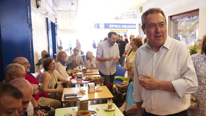 Juan Espadas visita un mercado en el barrio del Parque Alcosa en Sevilla.