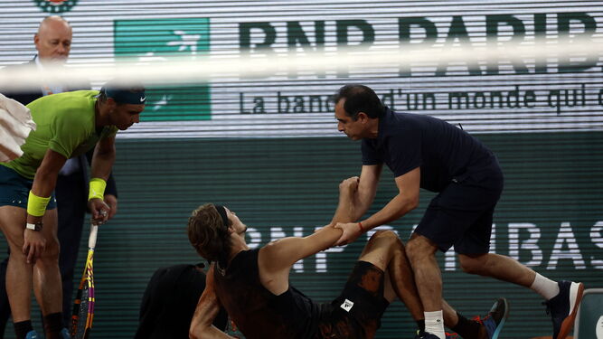 Rafa Nadal junto a Zverev tras sufrir la lesión
