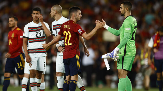 Sarabia saluda al meta Diogo Costa al final del España-Portugal jugado en Sevilla.