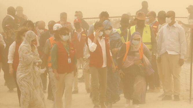 La Reina y la delegación española de cooperantes sorprendidos por la tormenta de arena en Mauritania