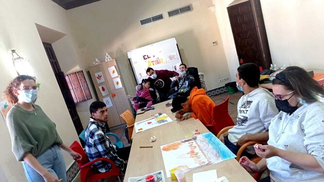 Jóvenes durante el taller de Espartinas dedicado a personas con discapacidad.
