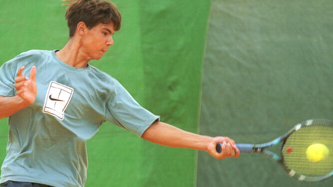 Rafael Nadal golpea la bola en 2001 en las pistas del Tenis Betis con 15 años.