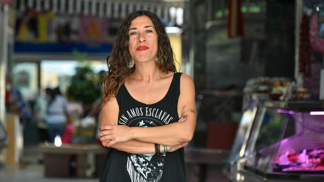 Leticia Blanco posa en el Mercado Ingeniero Torroja de Algeciras, tras la entrevista.