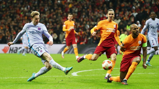 Marcao bloquea un disparo de Frenkie de Jong, en una acción suya característica, en el Galatasaray-Barça.