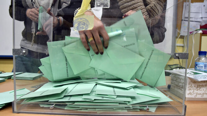 Una urna con votos para elegir el Parlamento de Andalucía.