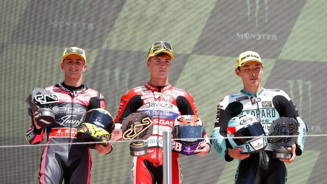 David Muñoz, a la izquierda, consigue el segundo puesto en el GP de Cataluña de Moto3.
