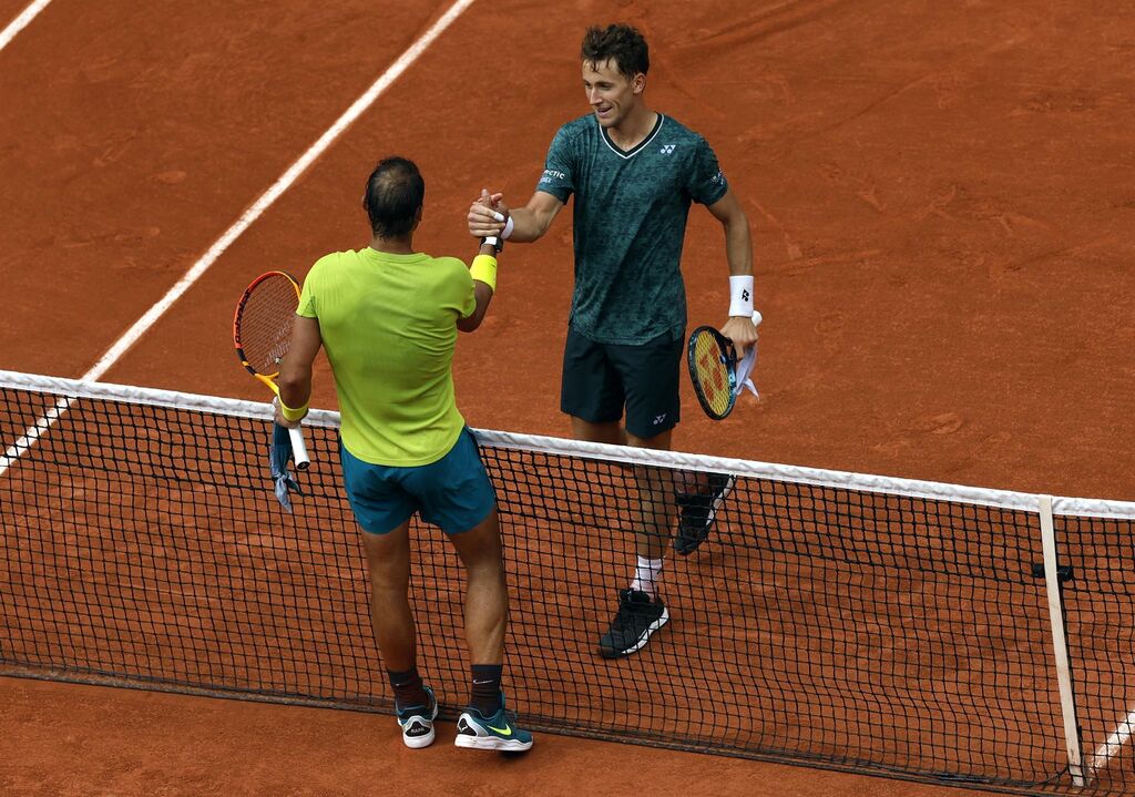 Nadal y Ruud se dan la mano tras finalizar el partido