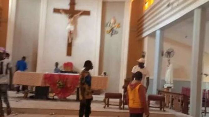 Interior de la Iglesia católica de Nigeria antes del ataque