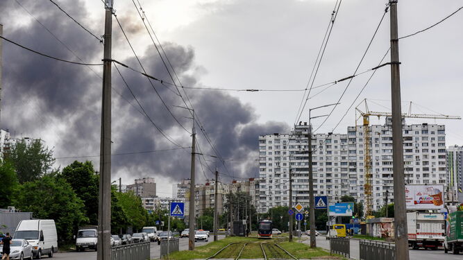 El humo sobrevuela un área residencial en Kiev tras un ataque ruso con misiles
