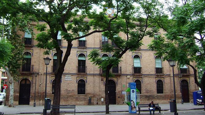 Fachada principal del CEIP Carmen Benítez, de 1896, el segundo colegio más antiguo de Sevilla.