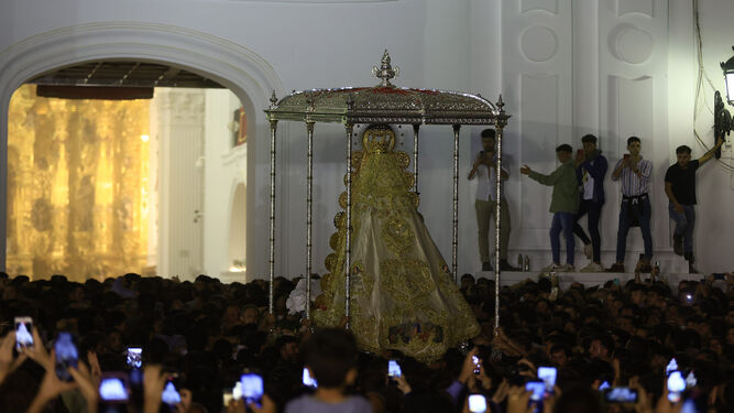 Cientos de móviles captan el momento en que la Virgen del Rocío vuelve de forma precipitada a su santuario.