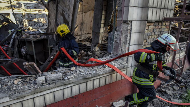 Bomberos trabajando en un edificio destruido