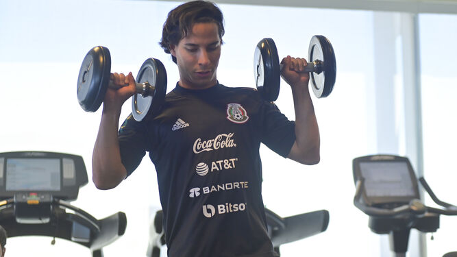 Diego Lainez se ejercita en el gimnasio.