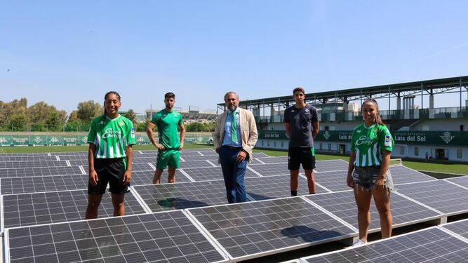 Imagen de la presentación de la planta solar en la ciudad deportiva del Betis.